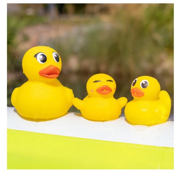 Idena - Badespielzeug Set für Kinder, 3-teiliges Wasserspielzeug mit einer gelben Quietscheente und 2 kleineren Spritztier Enten
